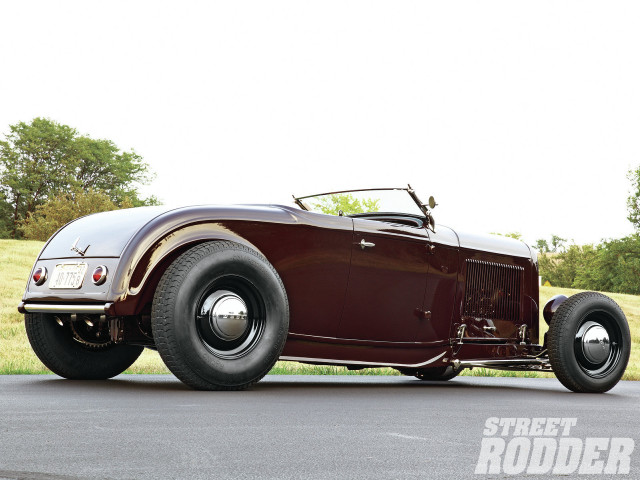 Classic car parking lot grass free wallpaper for desktop - medium preview image