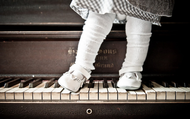 Childs feet piano keyboard dress free wallpaper for desktop - medium preview image