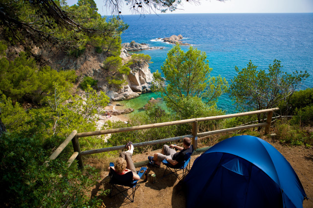 Group people hill blue tent free wallpaper for desktop - medium preview image