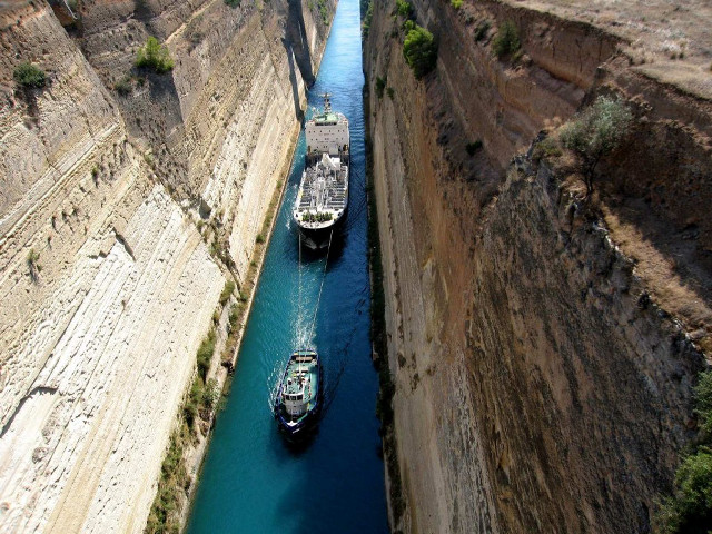 Boats canal canyon bridge man free wallpaper for desktop - medium preview image