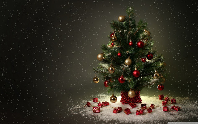 Small christmas tree presents snow free wallpaper for desktop - medium preview image