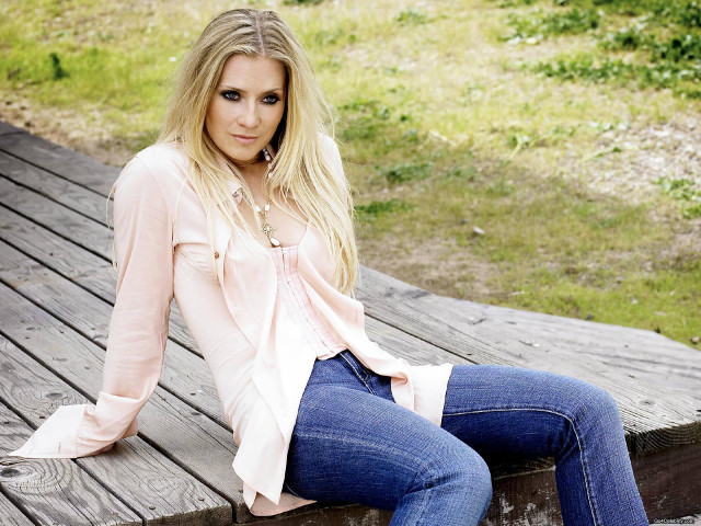 Woman bench park jeans pink free wallpaper for desktop - medium preview image