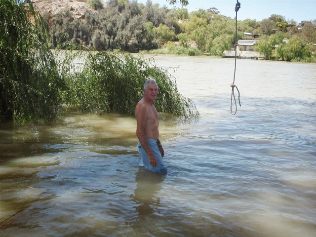 Man river frisbee rope hanging free wallpaper for desktop - medium preview image