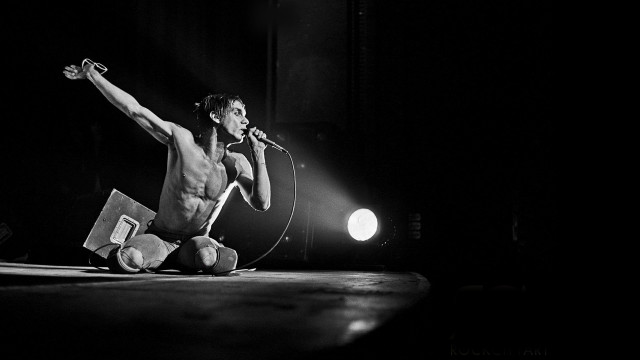 Shirtless man performing stage microphone free wallpaper for desktop - medium preview image