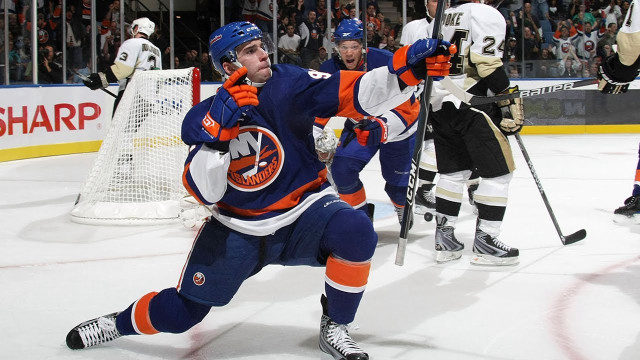 Hockey player ice arms in free wallpaper for desktop - medium preview image