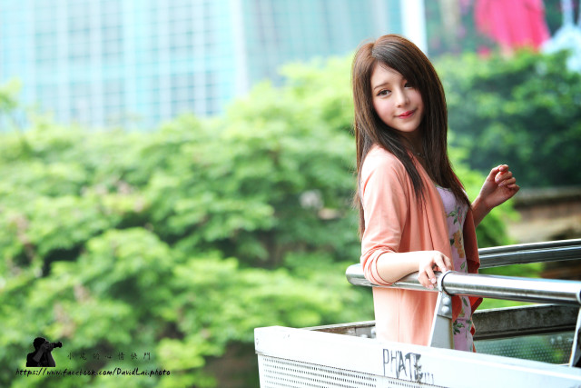 Woman bus tree building park free wallpaper for desktop - medium preview image