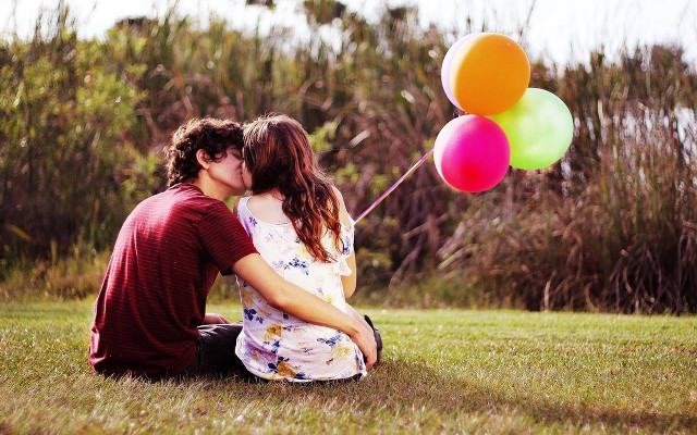 Couple grass balloons kissing smiling free wallpaper for desktop - medium preview image