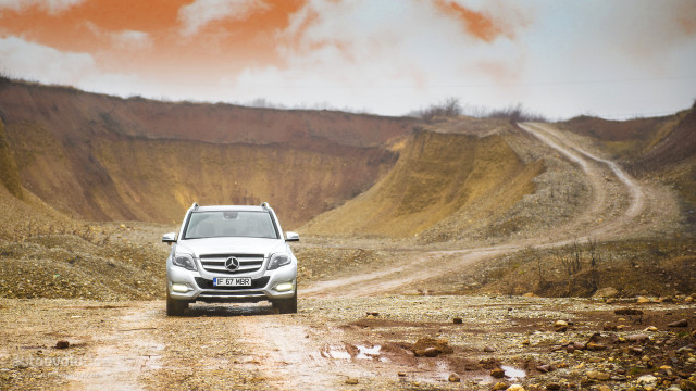 White mercedes benz car image free wallpaper for desktop - medium preview image