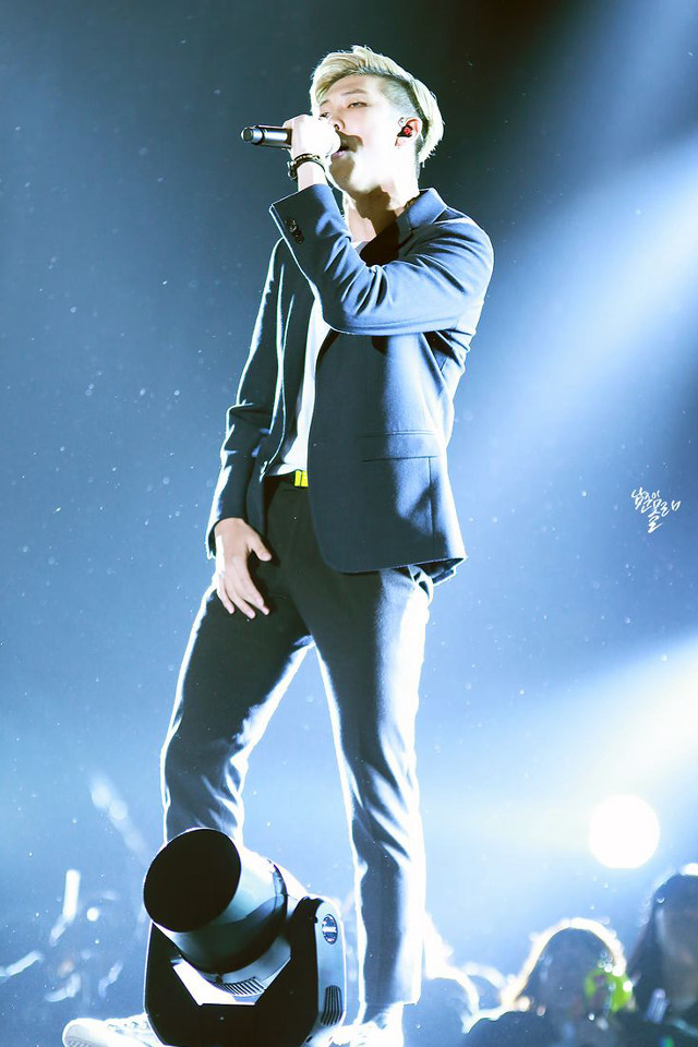 Man suit hat stage microphone free wallpaper for mobile - medium preview image