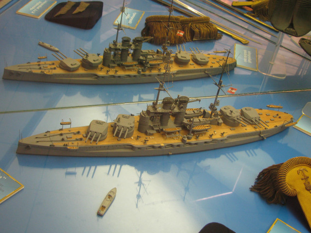 Battleship model display items table free wallpaper for desktop - medium preview image