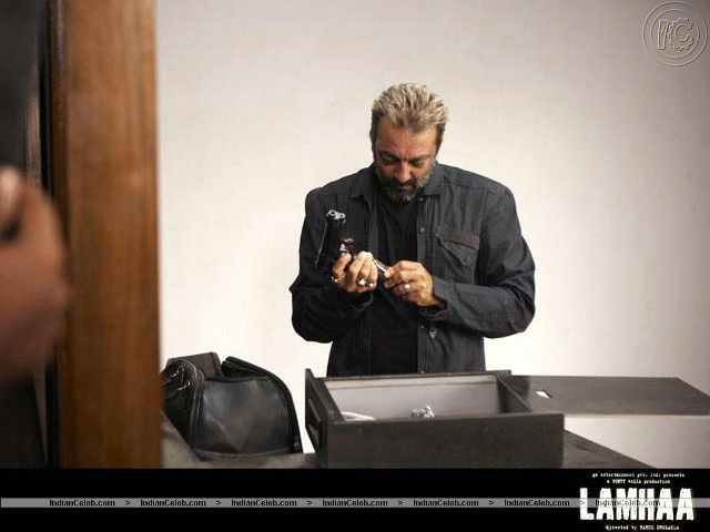 Man looking cell phone store free wallpaper for desktop - medium preview image