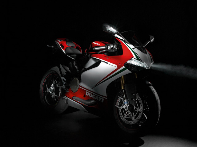 Motorcycle red white stripe black free wallpaper for desktop - medium preview image