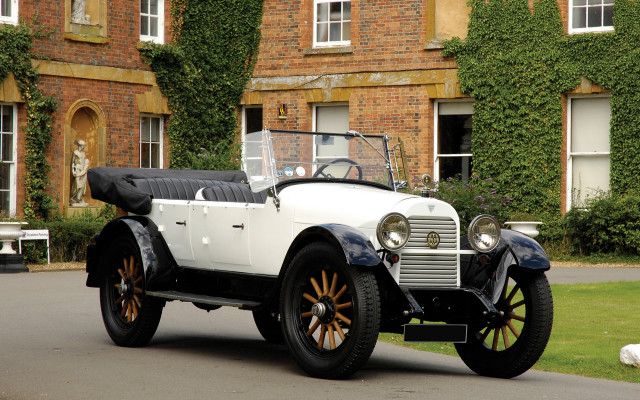 Old fashioned car ivy covered free wallpaper for desktop - medium preview image