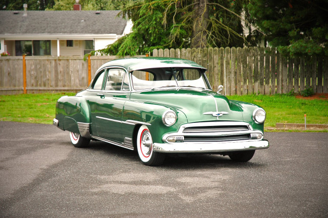 Green car parking lot house free wallpaper for desktop - medium preview image