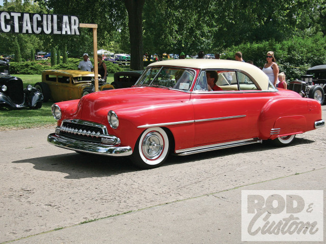 Red white car parking lot #4 free wallpaper for desktop - medium preview image