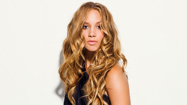 Blonde woman posing blue eyes free wallpaper for desktop - medium preview image