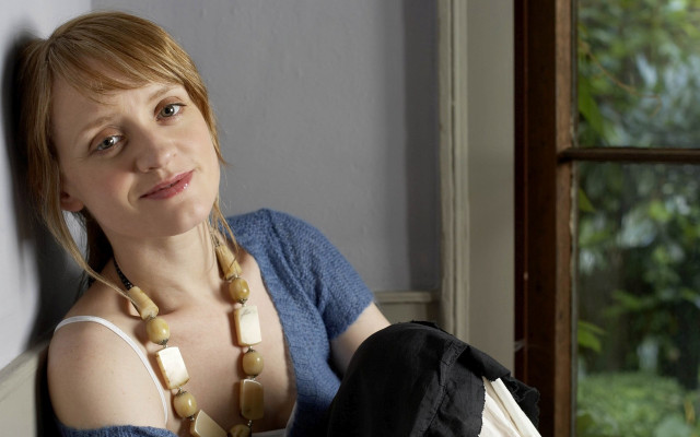 Woman sitting chair necklace handbag free wallpaper for desktop - medium preview image