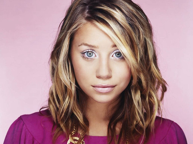 Woman necklace posing picture pink free wallpaper for desktop - medium preview image