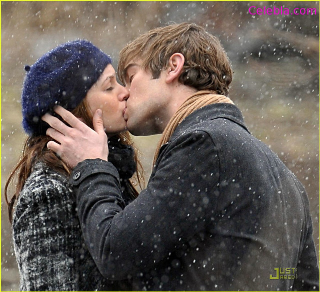 Man woman kissing snow hat #2 free wallpaper for tablet - medium preview image