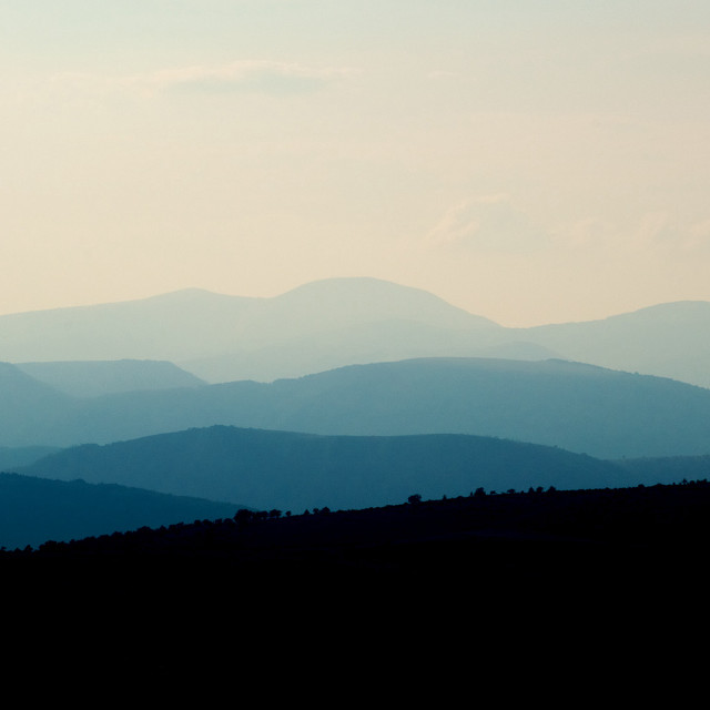 Lone horse field mountains sunset free wallpaper for tablet - medium preview image