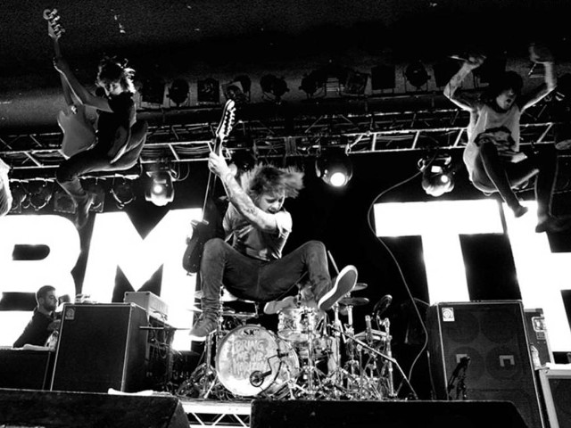 Man stage guitar people background free wallpaper for desktop - medium preview image