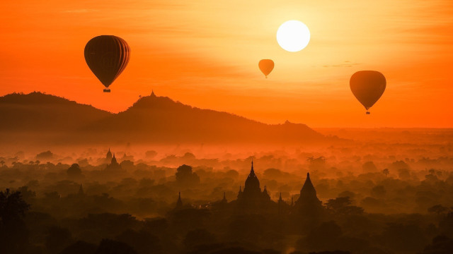 Sunset hot air balloons city free wallpaper for desktop - medium preview image