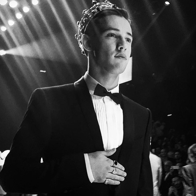 Man tuxedo crowd crown ring free wallpaper for tablet - medium preview image