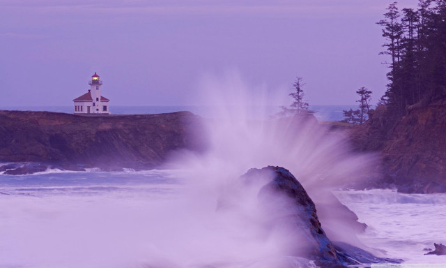 Lighthouse rocky cliff wave crashing free wallpaper for desktop - medium preview image