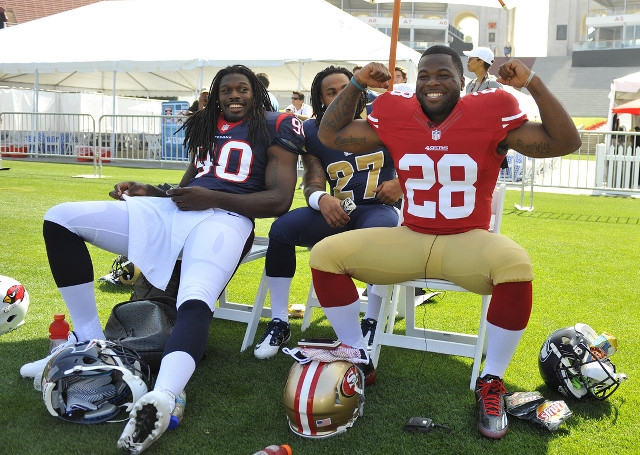 People field helmets football group free wallpaper for desktop - medium preview image