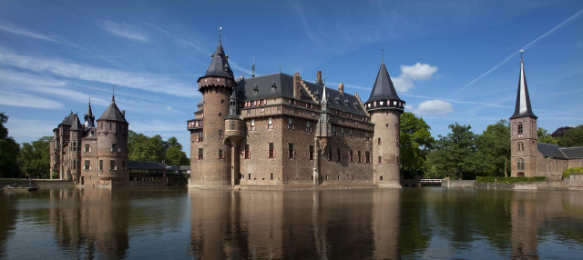 Castle tower moat lake bridge free wallpaper for desktop - medium preview image