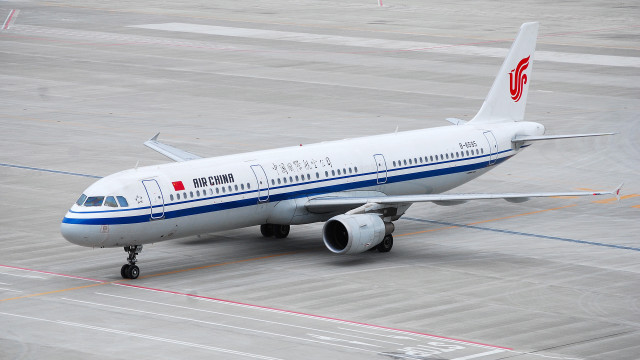 Large white airplane runway red free wallpaper for desktop - medium preview image