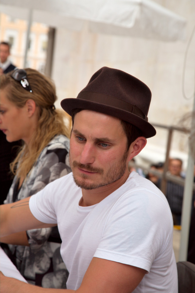 Man hat table laptop people free wallpaper for mobile - medium preview image