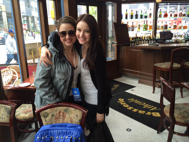 Women standing room bar alcohol free wallpaper for desktop - medium preview image