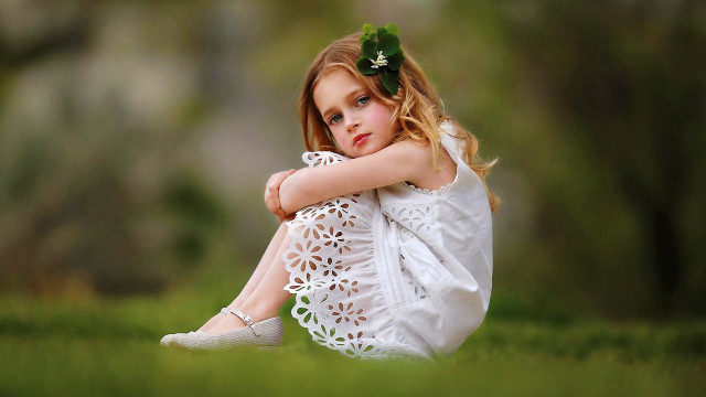 Little girl green flower white free wallpaper for desktop - medium preview image