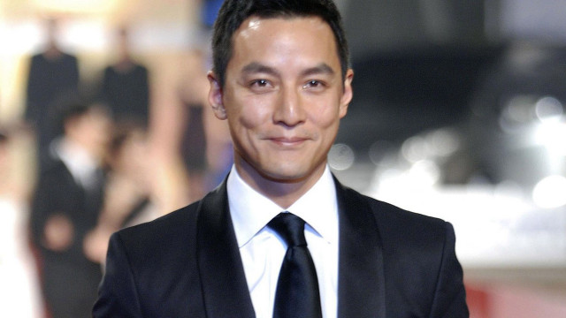 Man smiling suit tie fashion free wallpaper for desktop - medium preview image