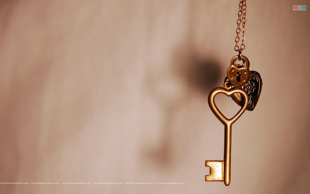 Gold key heart keychain wall free wallpaper for desktop - medium preview image