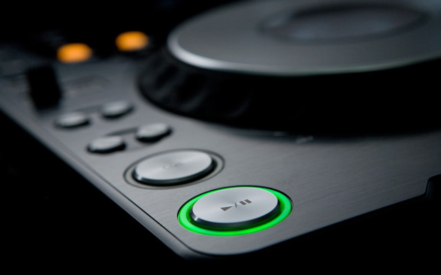 Turntable closeup green button black free wallpaper for desktop - medium preview image