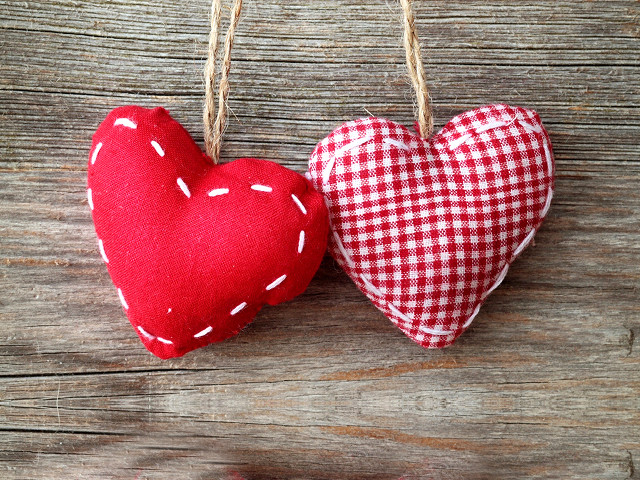 Red hearts hanging wooden table free wallpaper for desktop - medium preview image