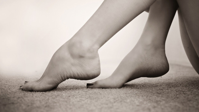 Bare feet sitting floor crossed free wallpaper for desktop - medium preview image