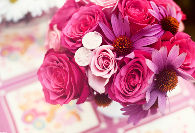 Bouquet pink purple flowers vase free wallpaper for desktop - medium preview image