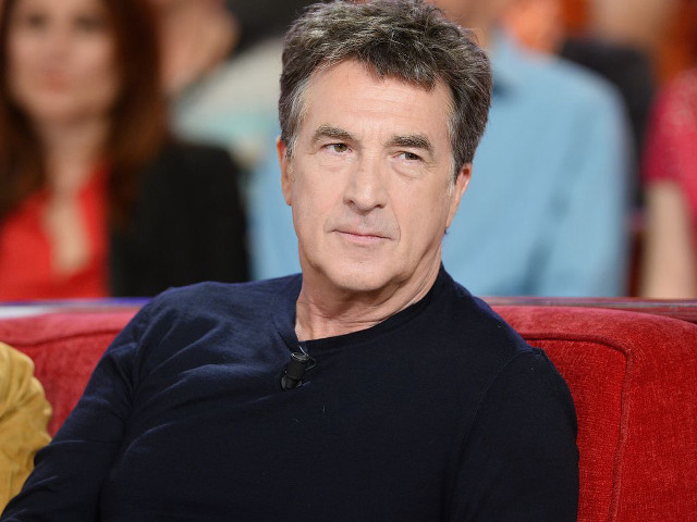 Man couch tv show blurry free wallpaper for desktop - medium preview image