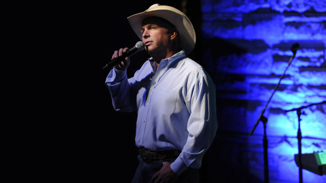 Man cowboy hat singing microphone free wallpaper for desktop - medium preview image