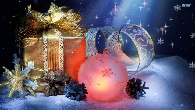 Christmas scene presents snowball star free wallpaper for desktop - medium preview image