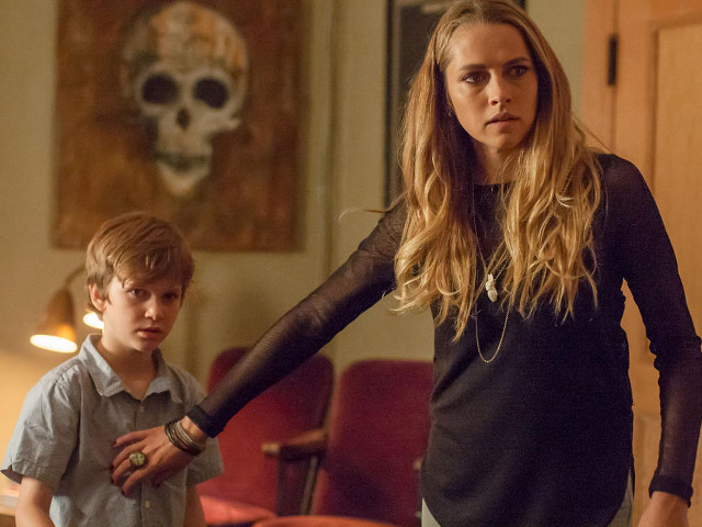 Woman child hand living room free wallpaper for desktop - medium preview image