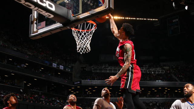 Man dunking basketball game players free wallpaper for desktop - medium preview image