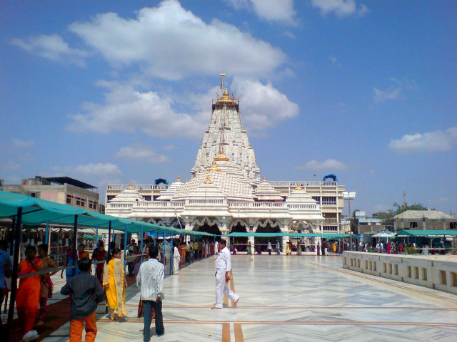 Group people large white building free wallpaper for desktop - medium preview image