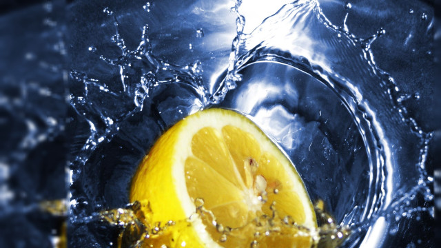 Lemon dropping into bowl water free wallpaper for desktop - medium preview image