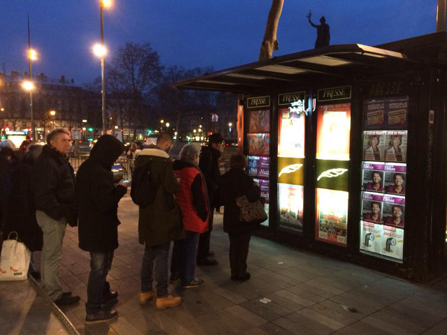 Group people bus stop night free wallpaper for desktop - medium preview image