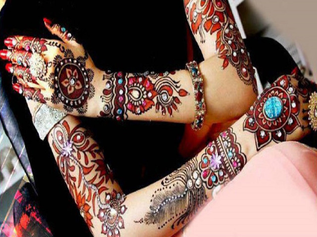 Woman henna tattoos hands feet free wallpaper for desktop - medium preview image