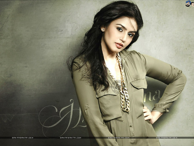 Woman green shirtdress leopardnecklace handship free wallpaper for desktop - medium preview image